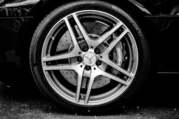 A roda e disco de freio supercar Mercedes-Benz SLS AMG (preto e branco ) — Fotografia de Stock