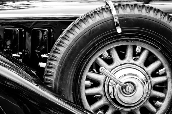 Coche rueda de repuesto Mercedes-Benz S —  Fotos de Stock