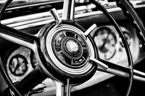 Lenkrad auto mercedes-benz s close-up — Stockfoto