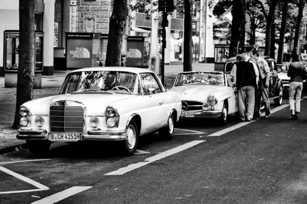 Auto mercedes-benz 280 se 3.5 coupe (schwarz und weiß) — Stockfoto