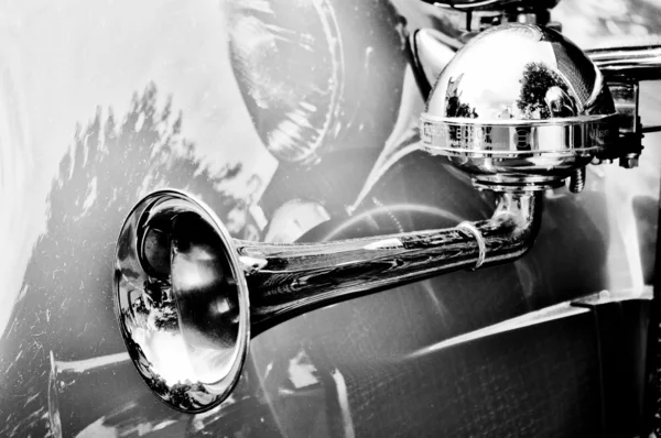 Hupe eines alten Autos (schwarz-weiß)) — Stockfoto