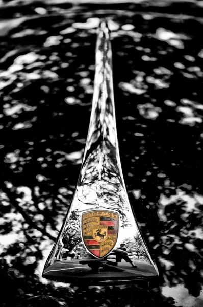 O emblema do carro Porsche — Fotografia de Stock