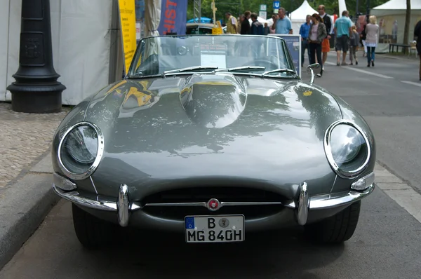 Een sportwagen jaguar e-type roadster — Stockfoto