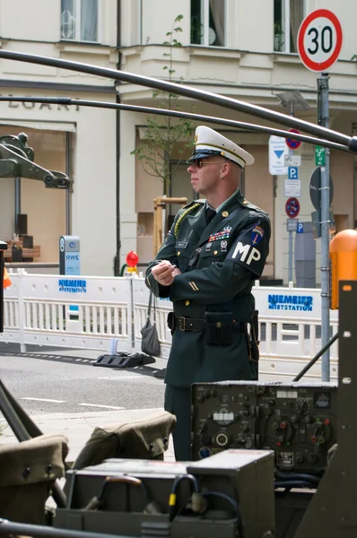 Un uomo sotto forma di polizia militare — Foto Stock