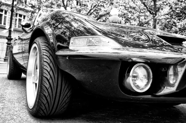 Um carro esportivo Opel GT (preto e branco ) — Fotografia de Stock