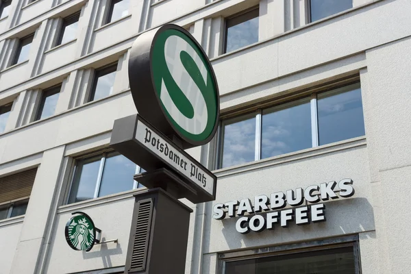 Starbucks kahve potsdamer platz at. Berlin — Stok fotoğraf