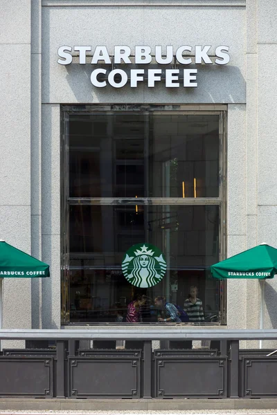 Starbucks káva na potsdamer platz. Berlín — Stock fotografie