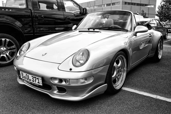 Carro Porsche 911, vista frontal (preto e branco ) — Fotografia de Stock