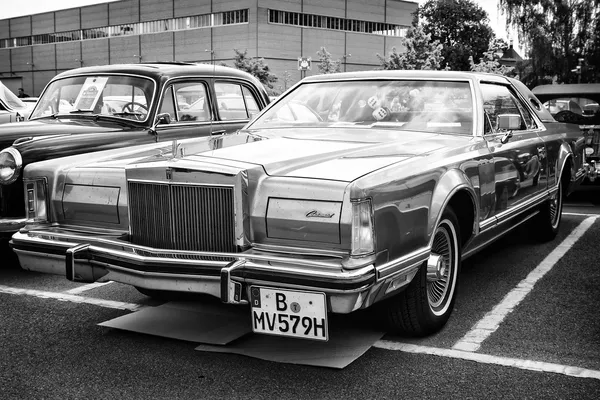 Bil Lincoln Continental Mark V (svart och vit) — Stockfoto