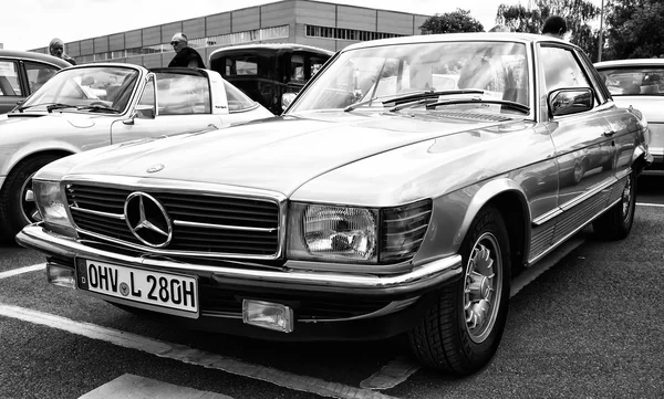 Автомобиль Mercedes-Benz 280 SLC (C107), (черно-белый ) — стоковое фото