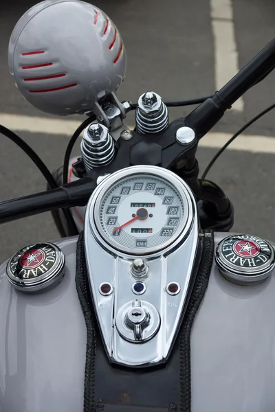 Instrumentpanelen och bränsletanken täcka motorcykel harley-davidson — Stockfoto