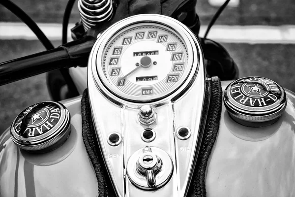 Приборная панель и топливный бак покрывают мотоцикл Harley-Davidson (Black and White ) — стоковое фото