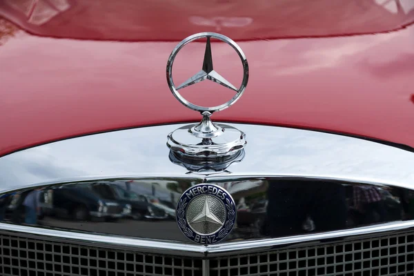 Chłodnicy i godło w108 mercedes-benz, szczelnie-do góry — Zdjęcie stockowe