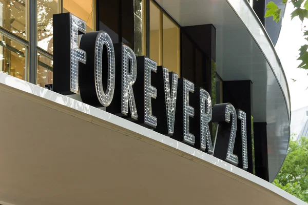 Forever 21 is an American chain of clothing retailers — Stock Photo, Image
