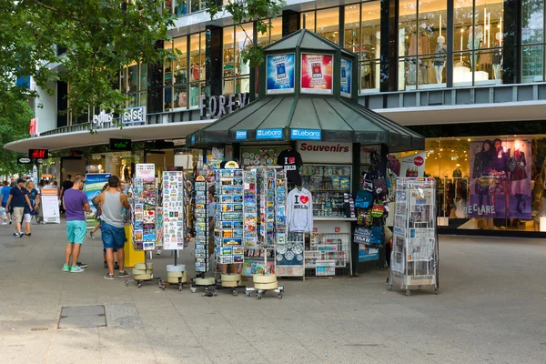 Försäljning av souvenirer på Kurfürstendamm — Stockfoto