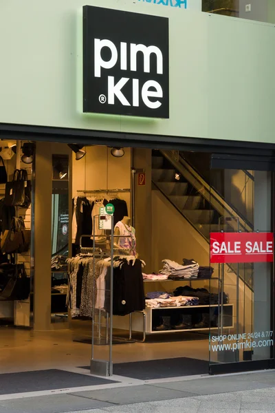 Kläder butik pimkie på Kurfürstendamm. — Stockfoto