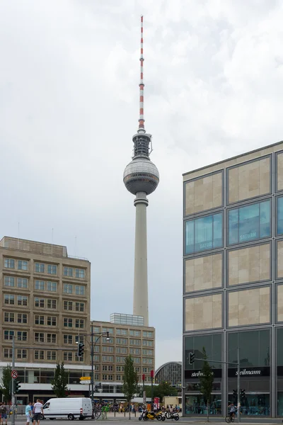 El Fernsehturm (torre de televisión) en Alexanderplatz —  Fotos de Stock