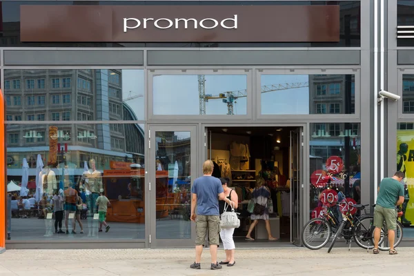 Магазин женской одежды Promod на Александерплац — стоковое фото