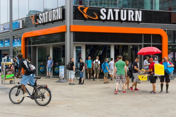 Um supermercado de eletrônicos Saturno em Alexanderplatz — Fotografia de Stock