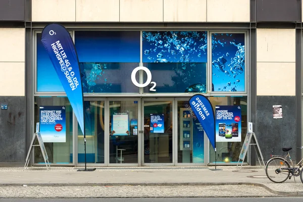 Salón del operador de telefonía móvil O2 en Alexanderplatz —  Fotos de Stock