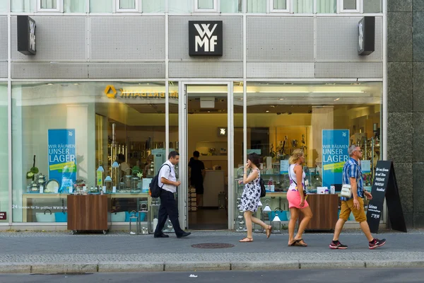 Shop Wmf (av metaller i fabrik av Wuerttemberg) på Friedrichstrasse — Stockfoto