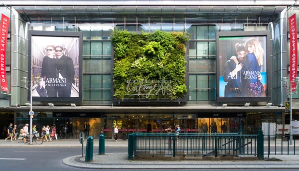 Centrum handlowe galeries lafayette przy friedrichstrasse — Zdjęcie stockowe