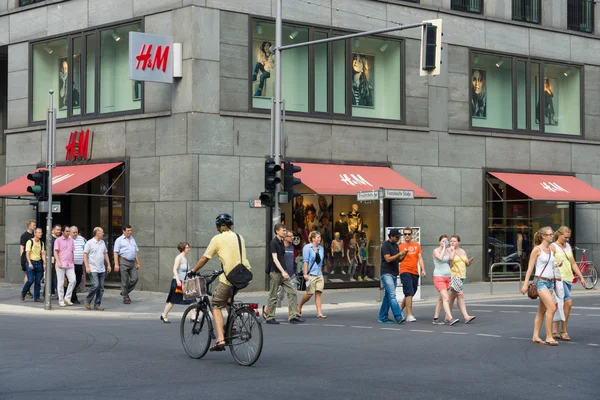 H & M butiken på Friedrichstrasse — Stockfoto