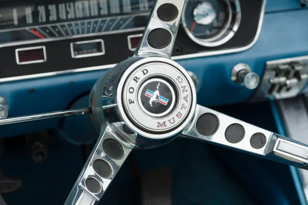 Detail of the steering wheel sports car Ford Mustang Convertible — Stock Photo, Image