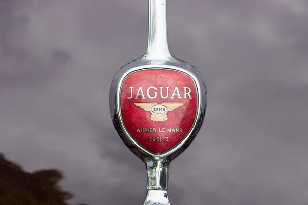 Эмблема спортивного автомобиля Jaguar XK140 — стоковое фото