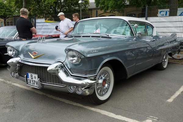 Полноразмерный роскошный автомобиль Cadillac Sixty-Two Coupe de Ville — стоковое фото