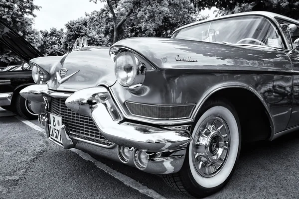 Detail of the full-size luxury car Cadillac Sixty-Two Coupe de Ville — Stock Photo, Image