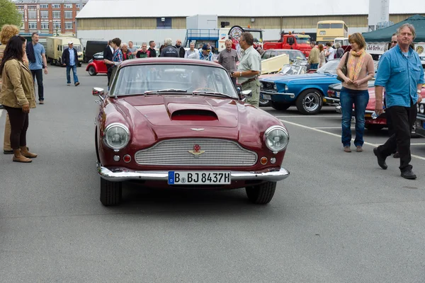 Un coche deportivo Aston Martin DB4 (Superleggera ) — Foto de Stock