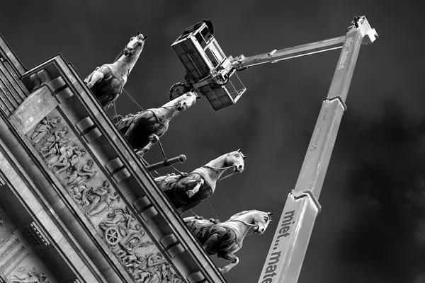 The Audit Inspection Quadriga Brandenburg Gate (black and white) — Stock Photo, Image