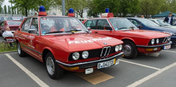 Автомобили спасают BMW 5 Series (E28) на заднем плане, и BMW 5 Series (E12) на переднем плане — стоковое фото