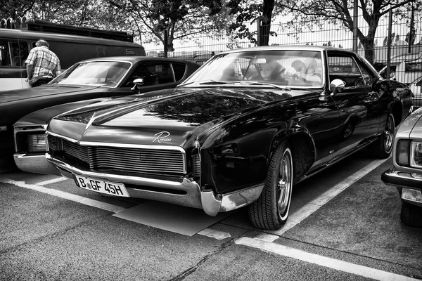 Carro de luxo pessoal Buick Riviera GS, segunda geração (preto e branco ) — Fotografia de Stock