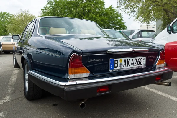 Carro de luxo Daimler Sovereign (XJ6 Série II), vista traseira — Fotografia de Stock