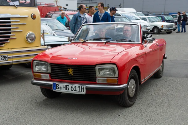 Una piccola auto di famiglia Peugeot 304 — Foto Stock