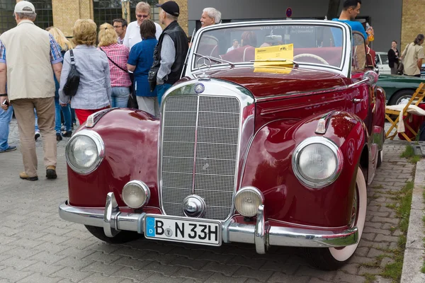 Полноразмерный роскошный автомобиль Mercedes-Benz 220 "Cabriolet A" (W187 ) — стоковое фото