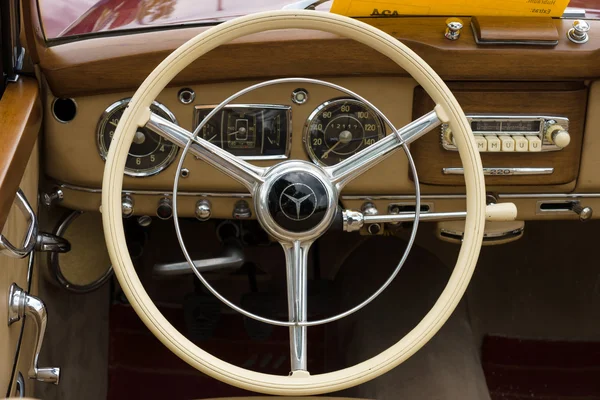 Cab full-size luxury car Mercedes-Benz 220 "Cabriolet A" (W187) — Stock Photo, Image