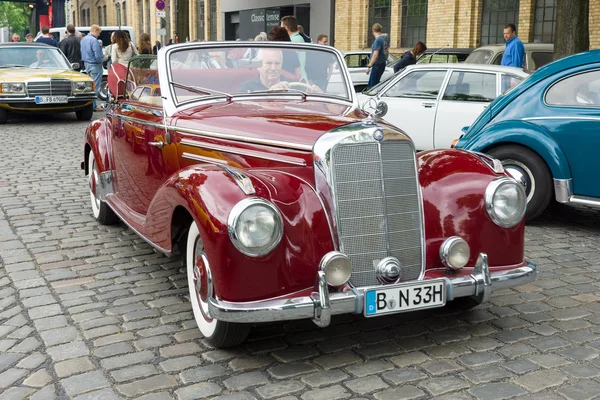 Full-size luxury car Mercedes-Benz 220 "Cabriolet A" (W187) — Stock Photo, Image