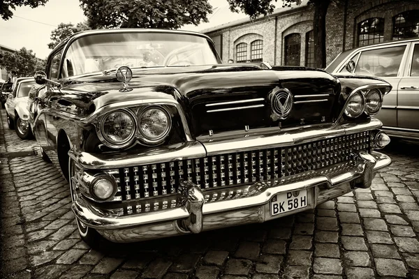 全尺寸轿车别克世纪里维埃拉，系列 60，模型 63，4 门硬顶 （棕褐色) — 图库照片
