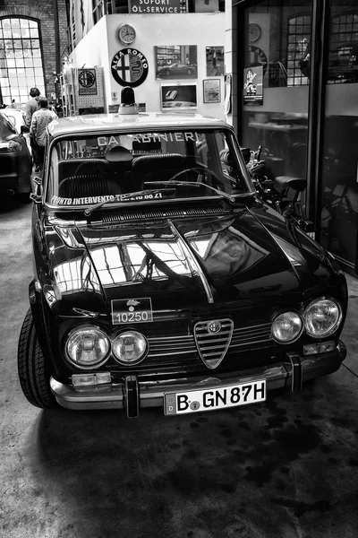 Italiano quatro portas sedan alfa romeo giulia nuova super — Fotografia de Stock