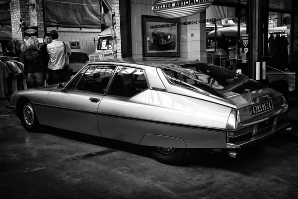 A high-performance coupe Citroen SM (black and white), rear view — Stock Photo, Image