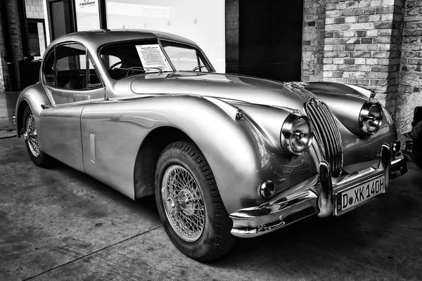 Coche deportivo Jaguar XK140 coupé, (blanco y negro ) — Foto de Stock