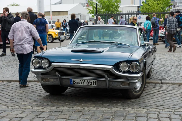 Личный роскошный автомобиль Ford Thunderbird двухдверный хардтоп купе — стоковое фото