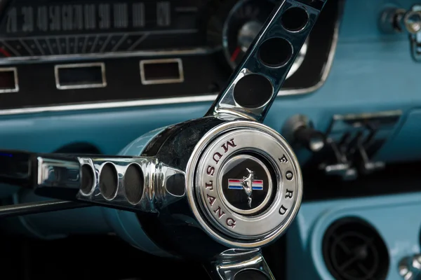 Detail of the steering wheel sports car Ford Mustang Convertible — Stock Photo, Image