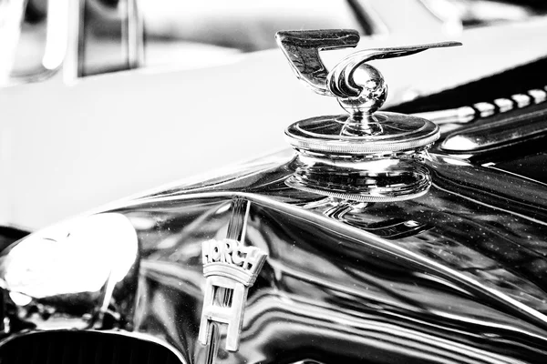 Alman otomobil horch kaputunun üzerinde amblemi — Stok fotoğraf