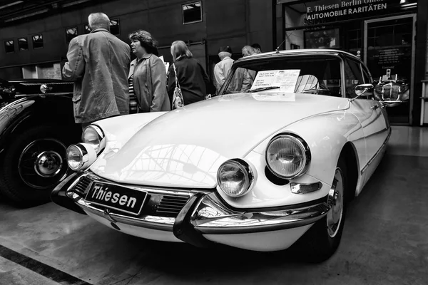 Orta boy lüks otomobil citroen ds 19 pallas — Stok fotoğraf