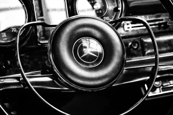 Steering wheel and dashboard of two-door roadster Mercedes-Benz 230 SL, (W113) — Stock Photo, Image