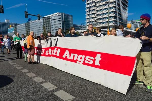 Sub motto-ul "Libertatea nu frica" a avut loc o demonstrație la Berlin. . — Fotografie, imagine de stoc